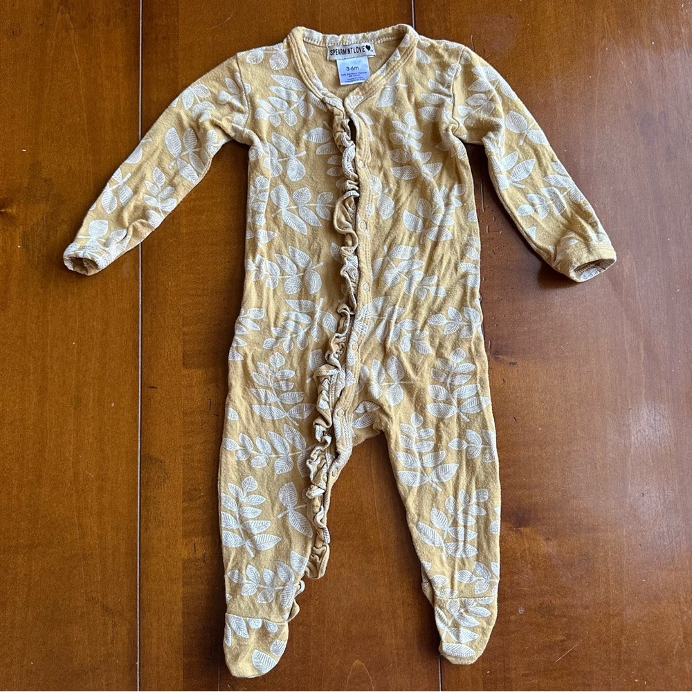 Spearmint Ruffle Zip Up Sleeper -Size 3-6m - Gold with leaf pattern